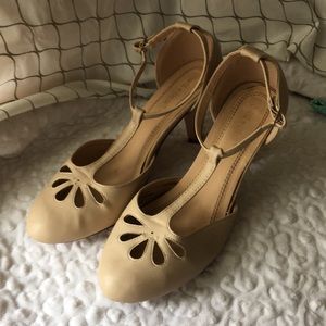 Nude vintage style heel